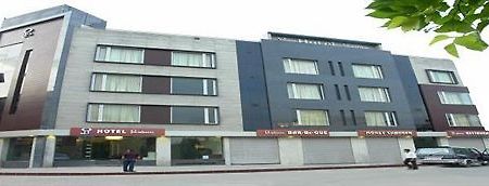 Hotel Gulnar นิวเดลี ภายนอก รูปภาพ