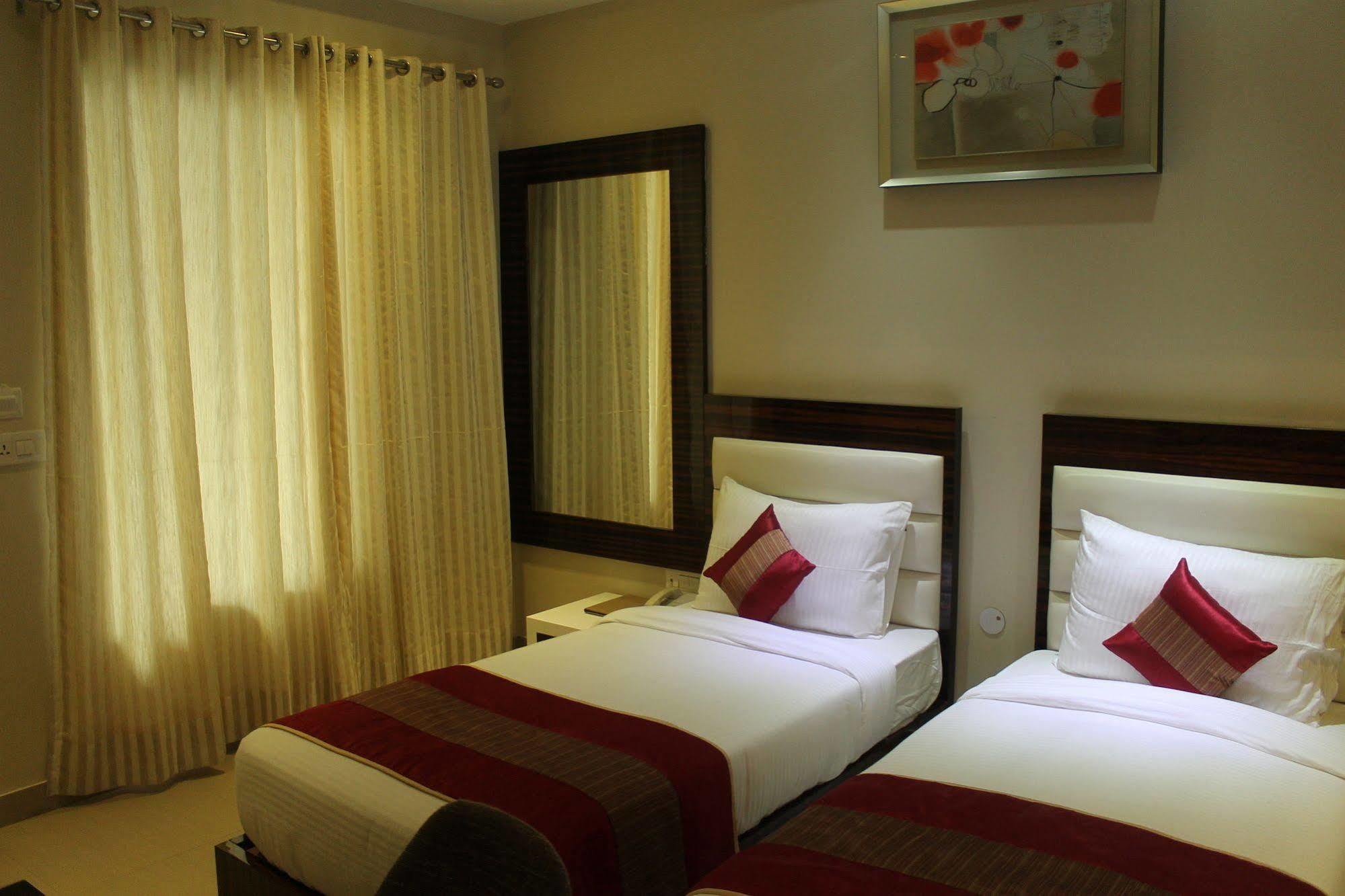 Hotel Gulnar นิวเดลี ภายนอก รูปภาพ
