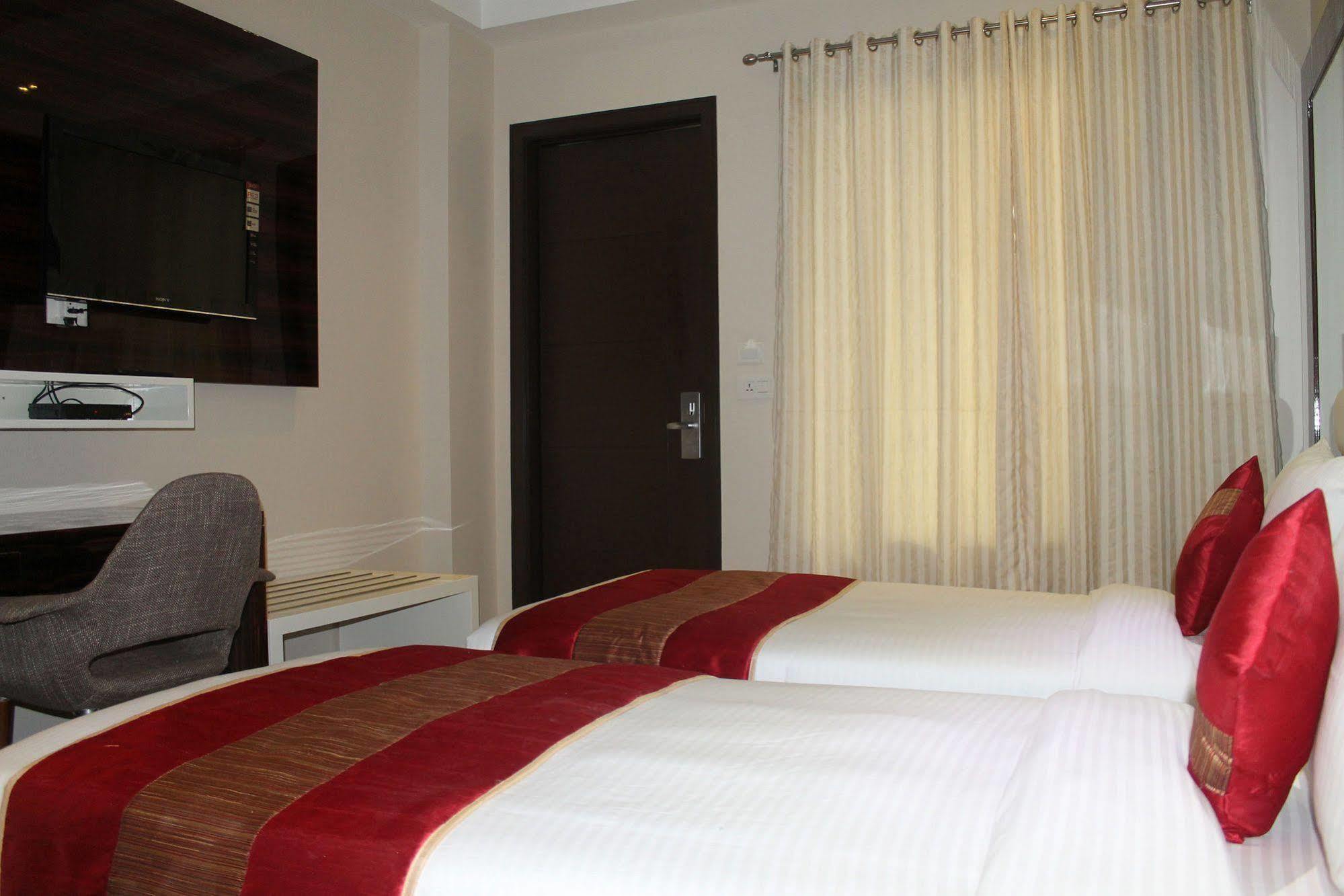 Hotel Gulnar นิวเดลี ภายนอก รูปภาพ