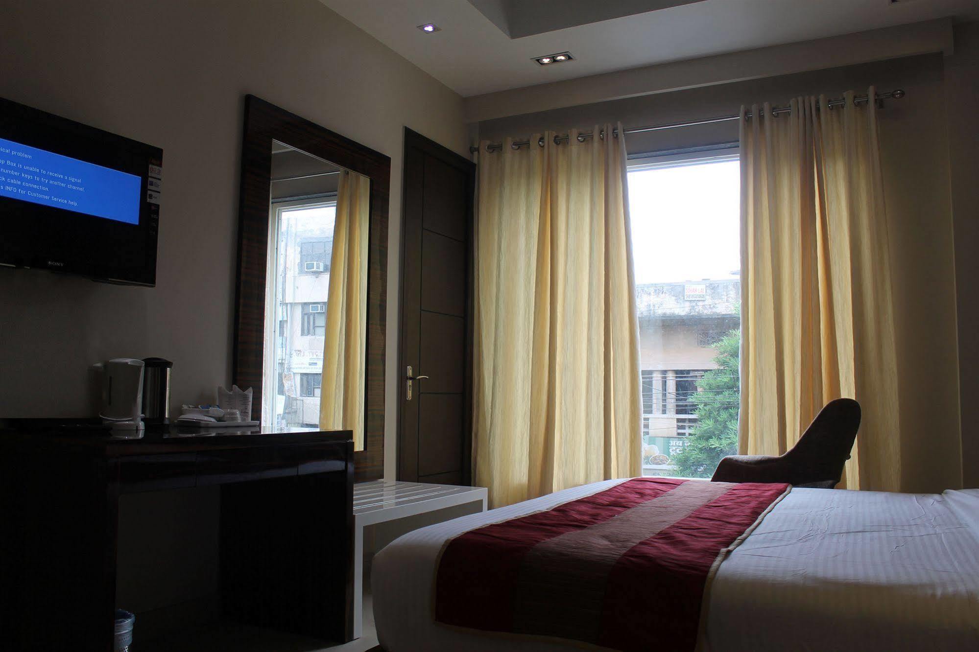 Hotel Gulnar นิวเดลี ภายนอก รูปภาพ