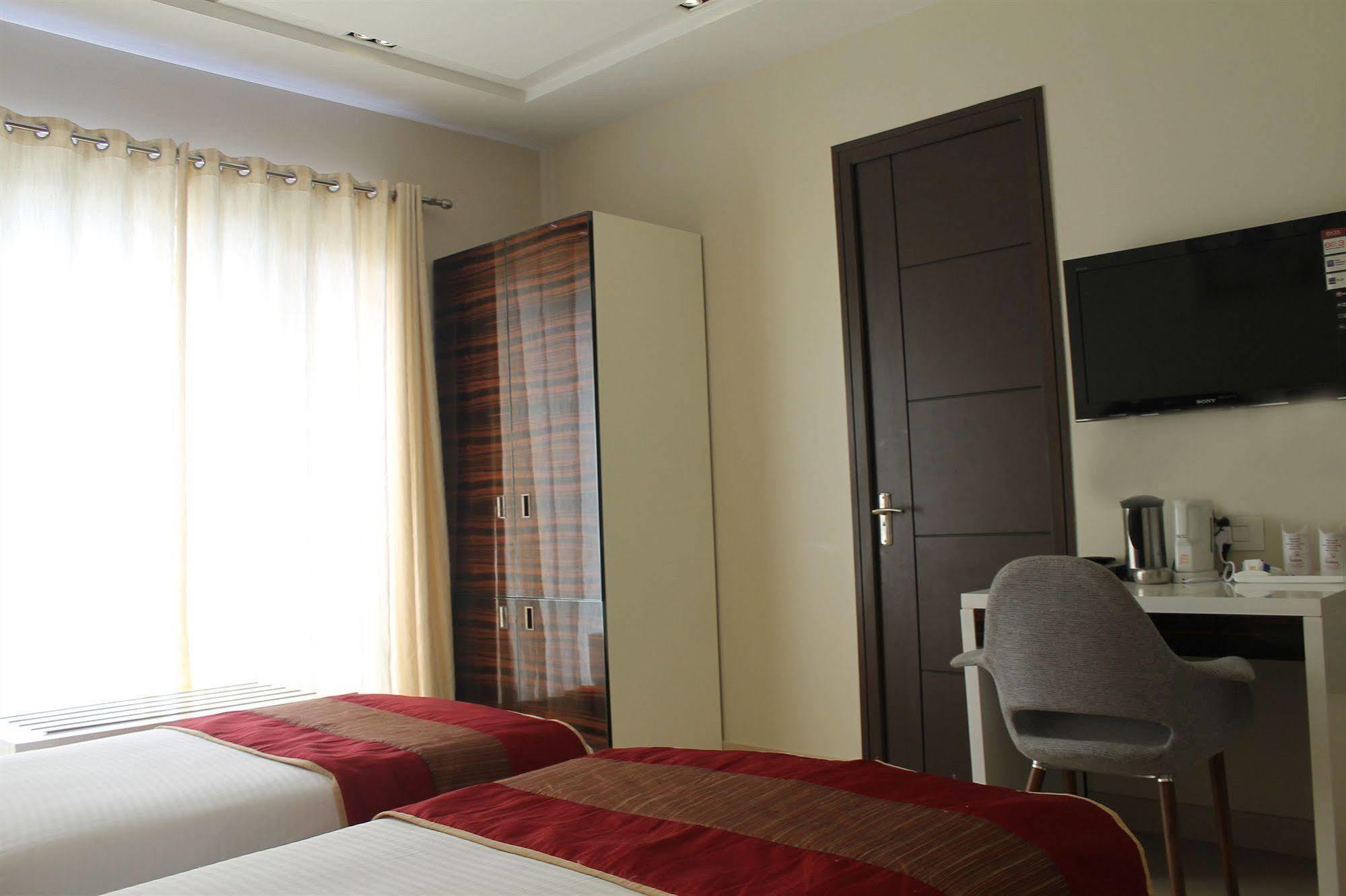 Hotel Gulnar นิวเดลี ภายนอก รูปภาพ