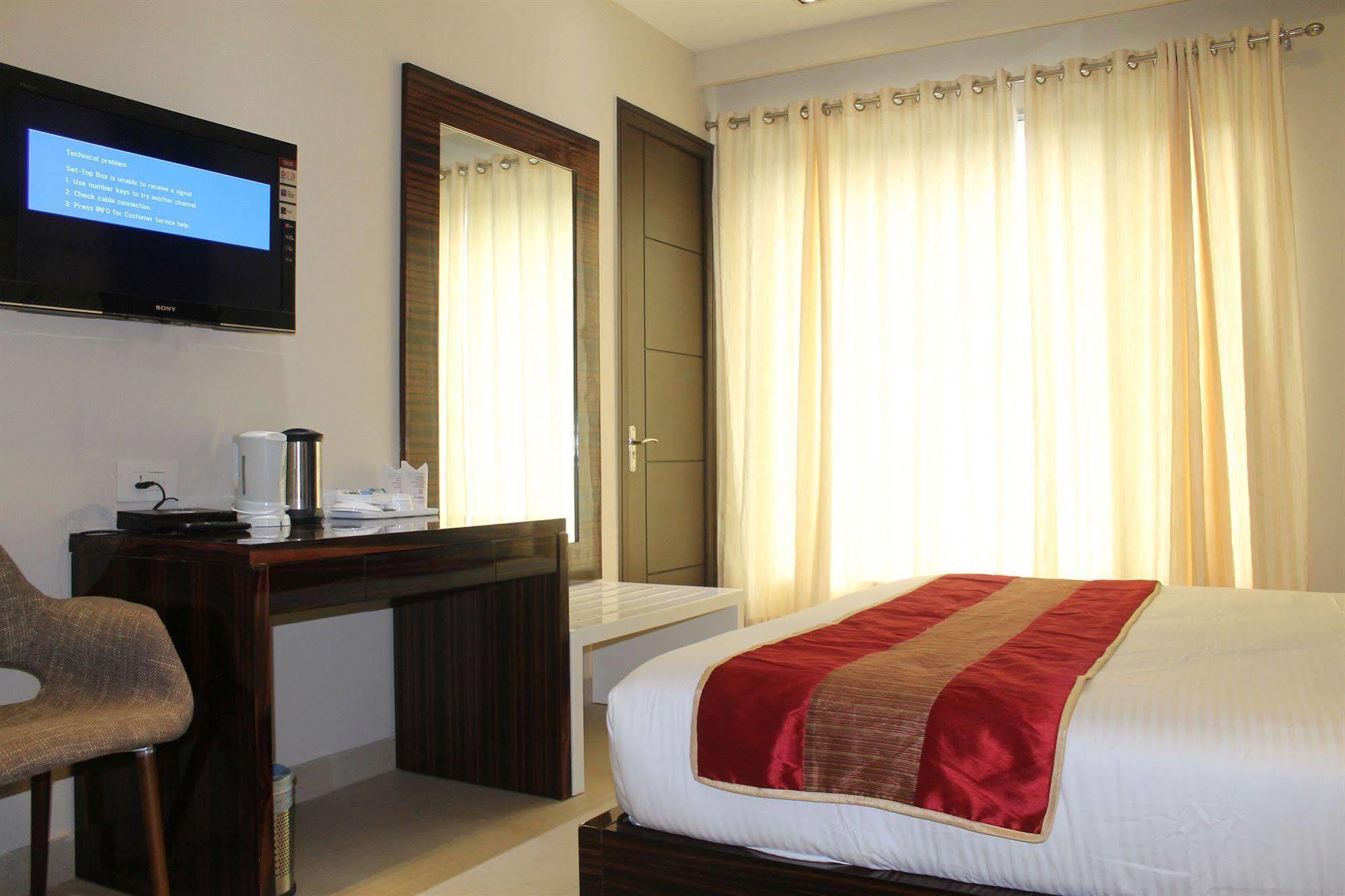 Hotel Gulnar นิวเดลี ภายนอก รูปภาพ