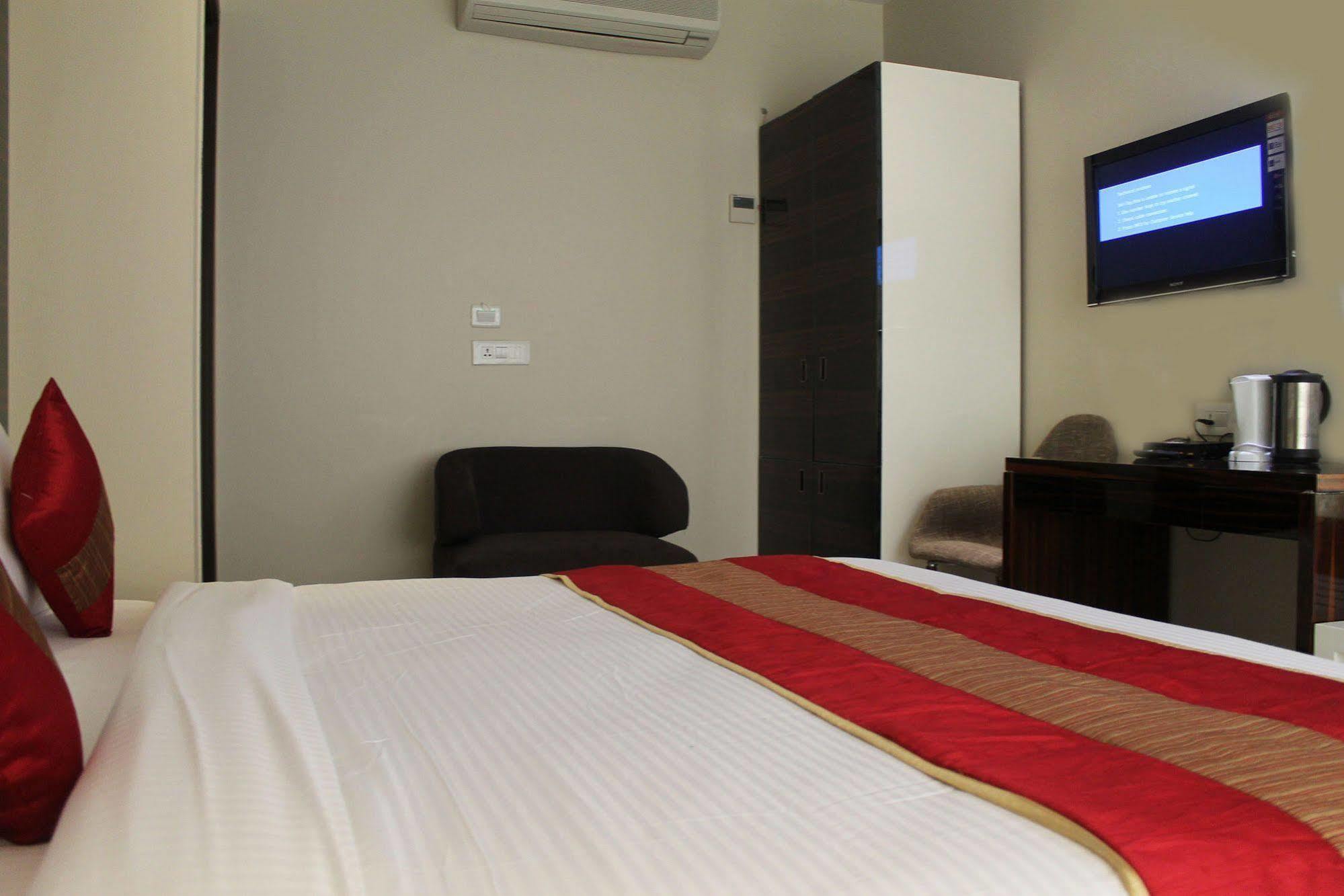 Hotel Gulnar นิวเดลี ภายนอก รูปภาพ